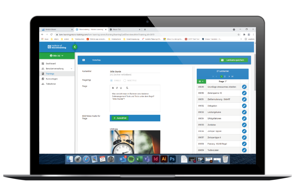 Auf einem Notebook-Screen ist die Backend-Lernkartenansicht der Microtraining -Technologie abgebildet.